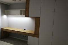 zabudowa szafy tip-on z biurkiem i oświetleniem led