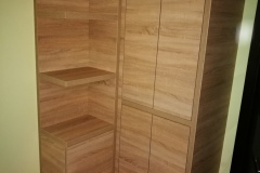 szafa z półkami