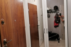 zabudowa szafy otwieranej z lustrem