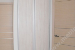 zabudowa szafy z drzwiami rozwieranymi