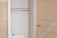 zabudowa szafy z drzwiemi rozwieranymi