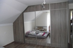 zabudowa szafy pod skosem