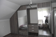 zabudowa szafy pod skosem