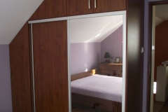 zabudowa szafy pod skosem