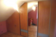 zabudowa szafy pod skosem