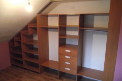 zabudowa szafy pod skosem