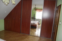 zabudowa szafy pod skosem