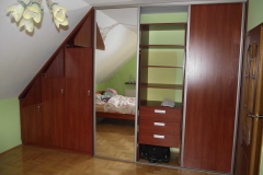 zabudowa szafy pod skosem