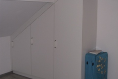 zabudowa szafy pod skosem