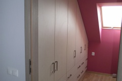 zabudowa szafy pod skosem