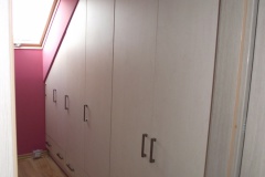 zabudowa szafy pod skosem