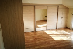 zabudowa szafy pod skosem