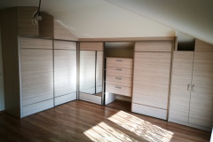 zabudowa szafy pod skosem